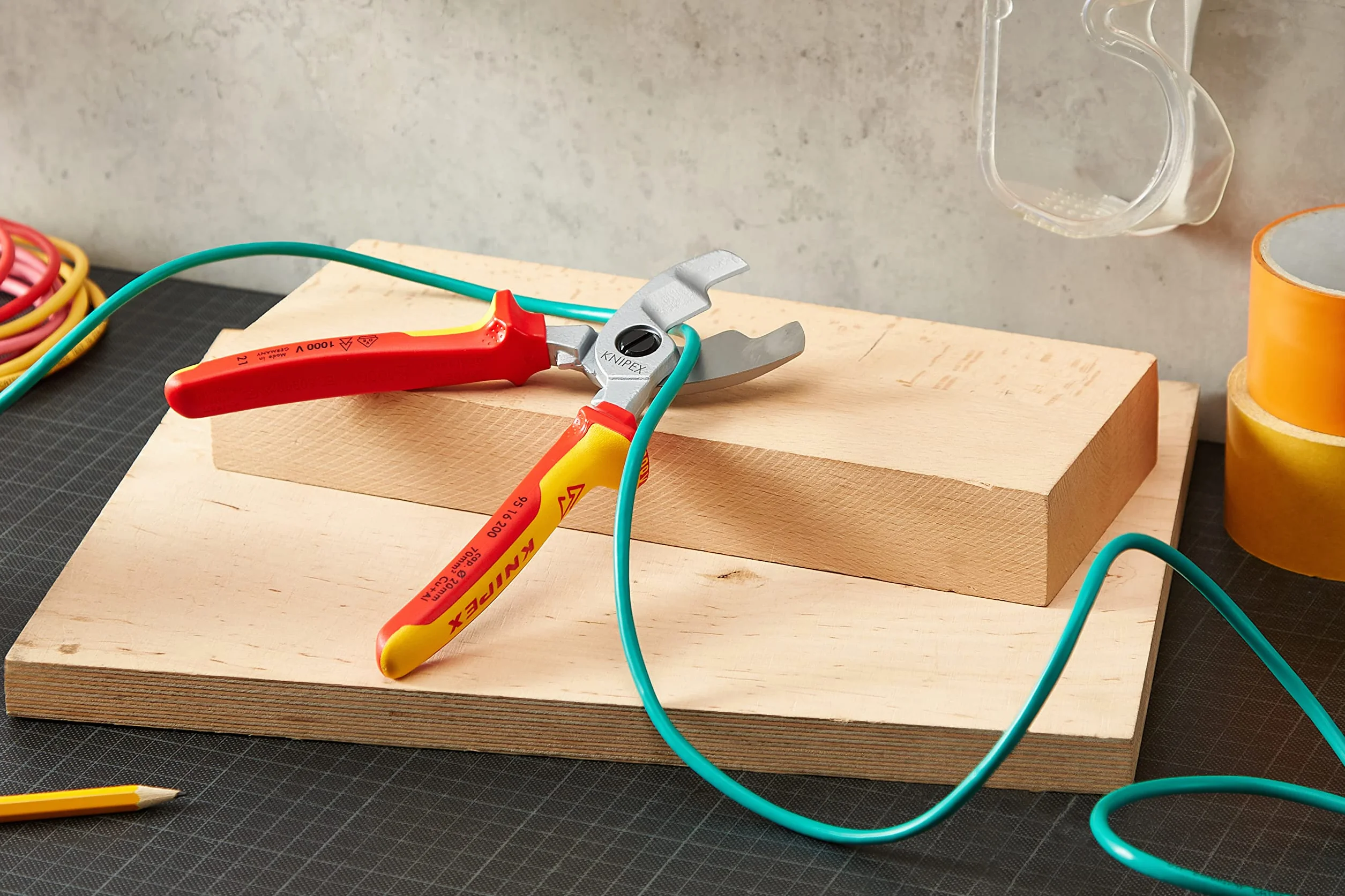 KNIPEX Cesoia per cavi con doppio tagliente cromata isolati con manici rivestiti in materiale bicomponente, collaudati VDE 200 mm, 95 16 200