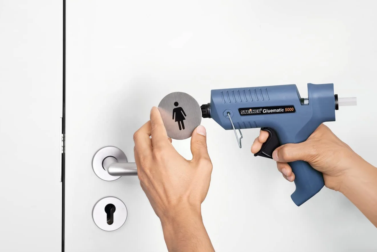 Steinel Pistola per colla a caldo Gluematic 5000 - Pistola termica cordless con stazione di ricarica, vaschetta per gocce, incl. 5 stick colla 11 mm e 2 ugelli