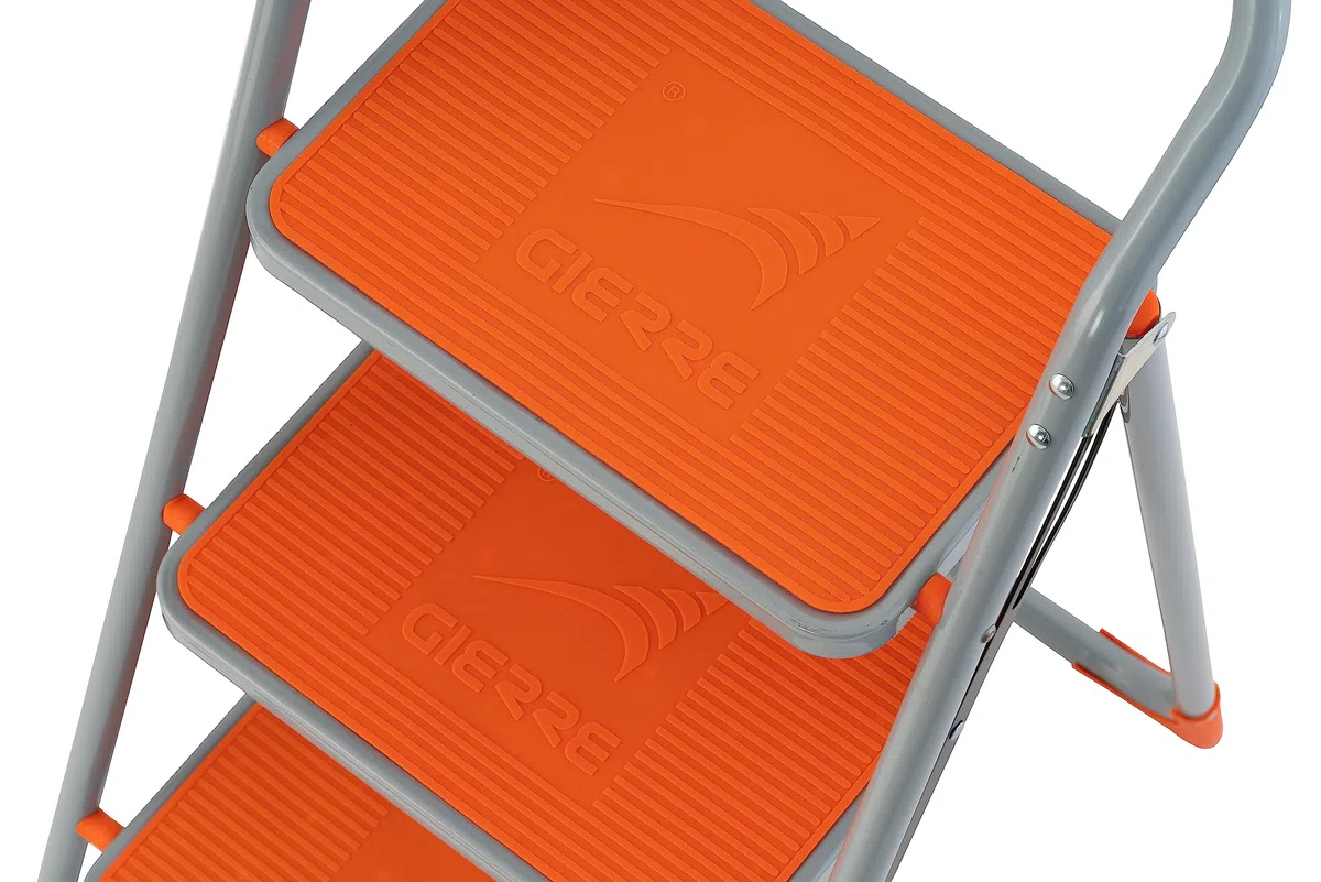 GIERRE Scaletta 3 Gradini In Acciaio Con Base di Appoggio 142H x 48 cm Gancio di sicurezza per Apertura Chiusura Accidentale Scaletta Pieghevole Salvaspazio Gradini Antiscivolo Piedini in Gomma