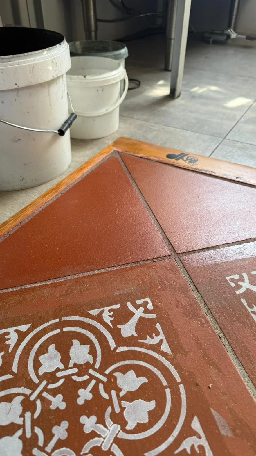 CERA NOVECENTO Cera Liquida Cotto, Rosso Casale, 5 litri Cera liquida nutriente, ravvivante e protettiva per pavimenti in cotto, autolucidante