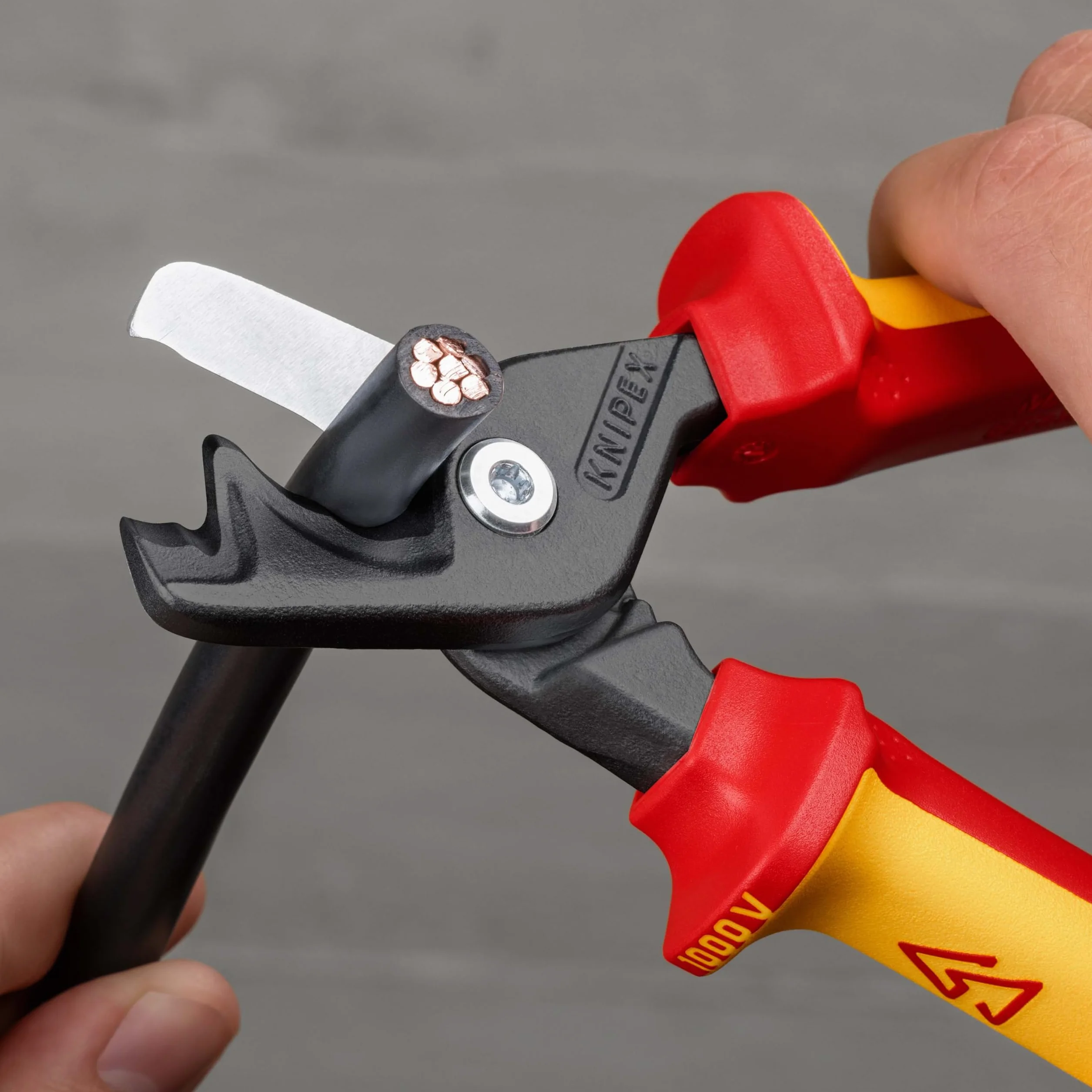 KNIPEX StepCut XL Cesoie per cavi con taglio a gradino impugnatura isolante, in materiale bicomponente, collaudato VDE 225 mm, 95 18 225