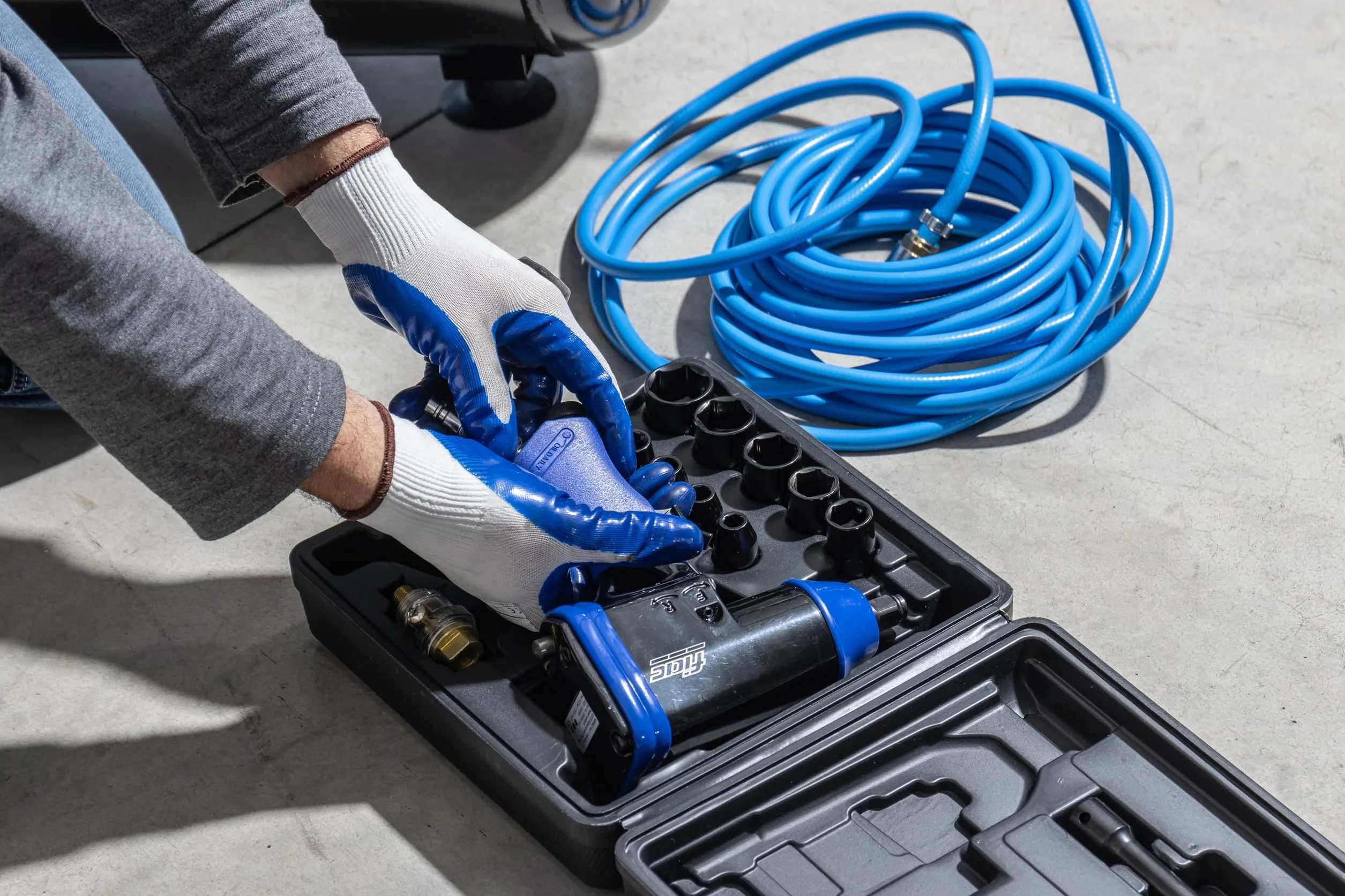 FIAC Avvitatore Pneumatico a Massa Battente 1⁄2" 1086, Pistola Pneumatica 10 Chiavi a Bussola + Prolunga da 100 mm + Mini Lubrificatore + Bottiglia di Plastica, Inclusa Valigetta, Coppia 345 Nm, Nera