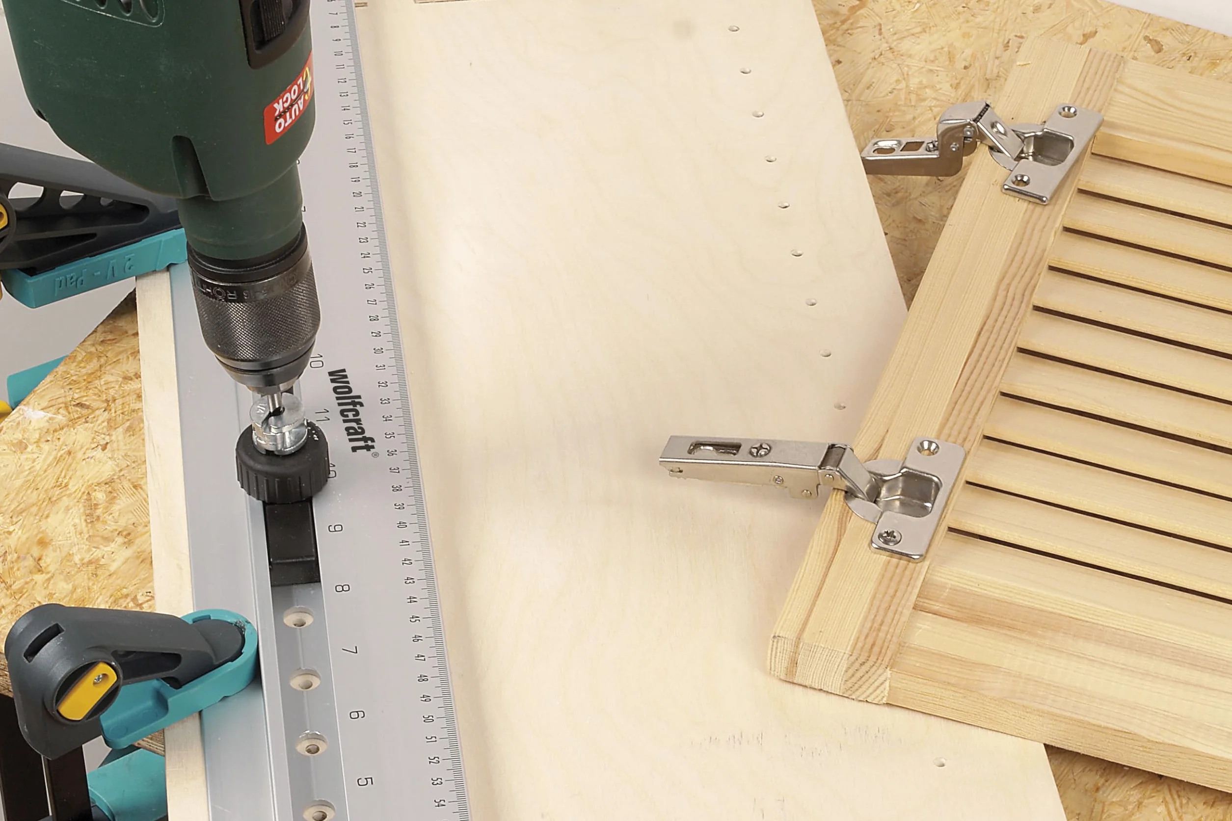 wolfcraft Guida per Fori Multipli, Dima di Foratura 5 in 1 per Spinature, Giunzioni a T/Angolo/Piane e File di Fori da 32 mm per Armadi – per Tavole 12–40 mm – 4650000