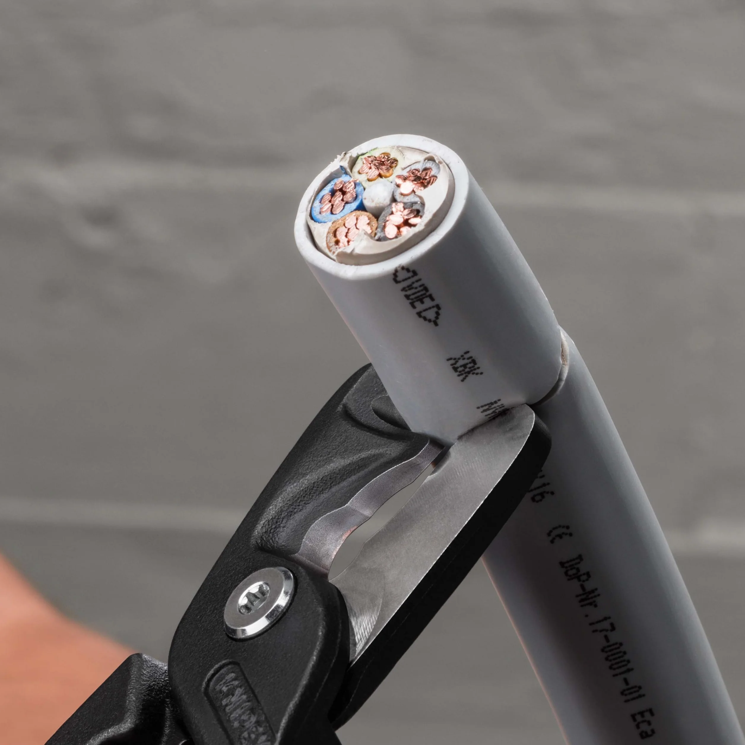 KNIPEX StepCut XL Cesoie per cavi con taglio a gradino impugnatura isolante, in materiale bicomponente, collaudato VDE 225 mm, 95 18 225